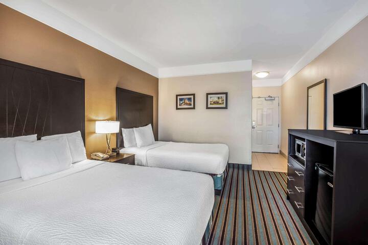 2 Double Beds (4 of 4)