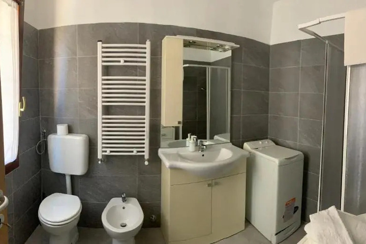 Room 9 of 16