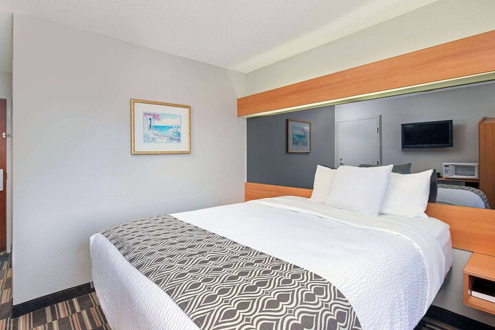 1 Queen Bed Accessible (25 of 32)