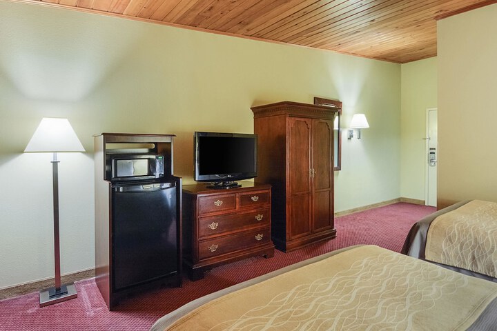 2 Double Beds (3 of 5)