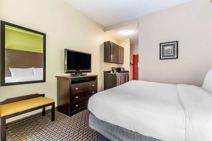 1 King Bed (1 of 19)