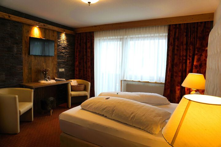 Room 12 of 80
