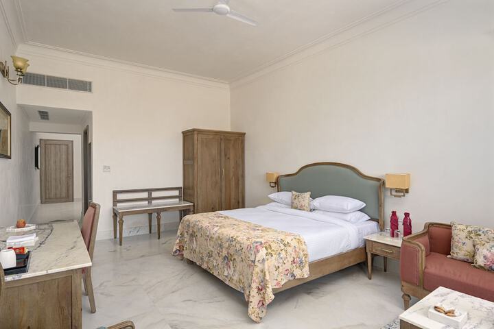 Room 13 of 33