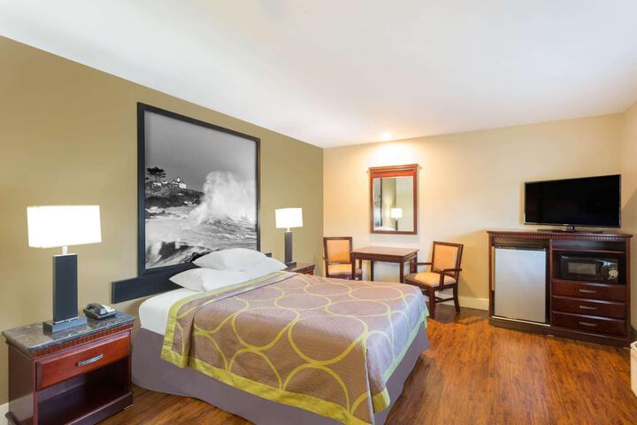1 Queen Bed Mobility Hearing Impaired Accessible Room (2 of 12)