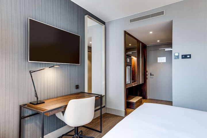 Room 11 of 37