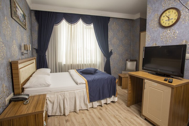 Room 8 of 33