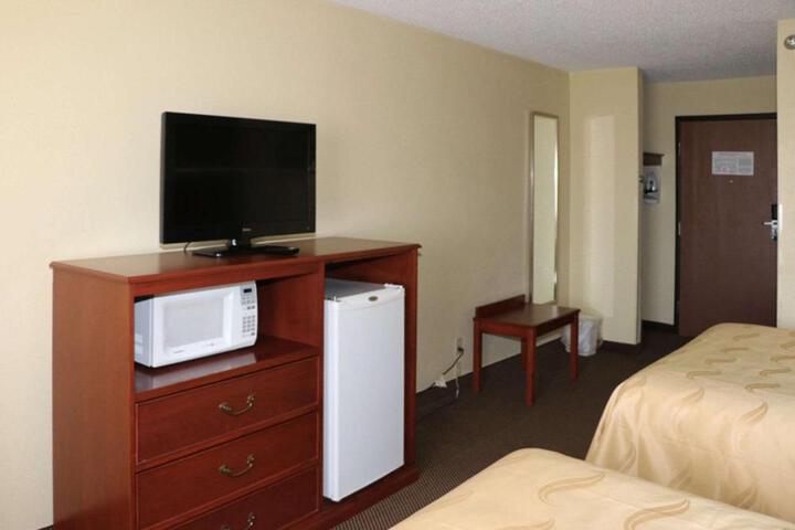 1 Queen Bed Mobility and Hearing Accessible (5 of 5)