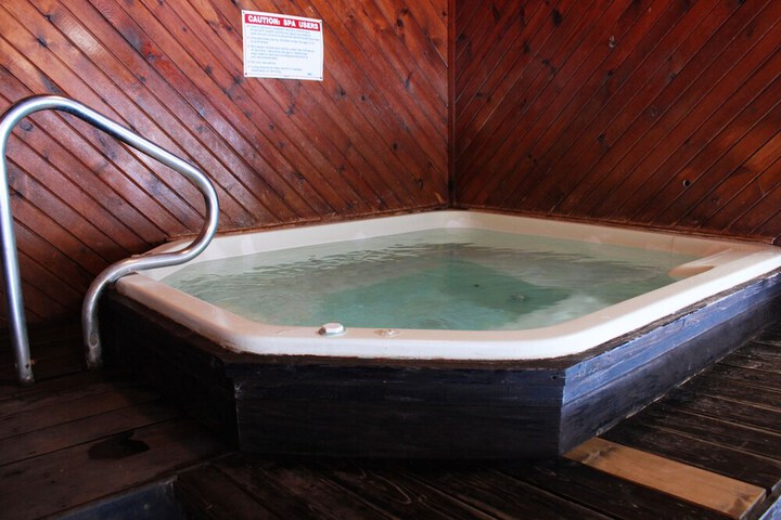 Indoor spa tub
