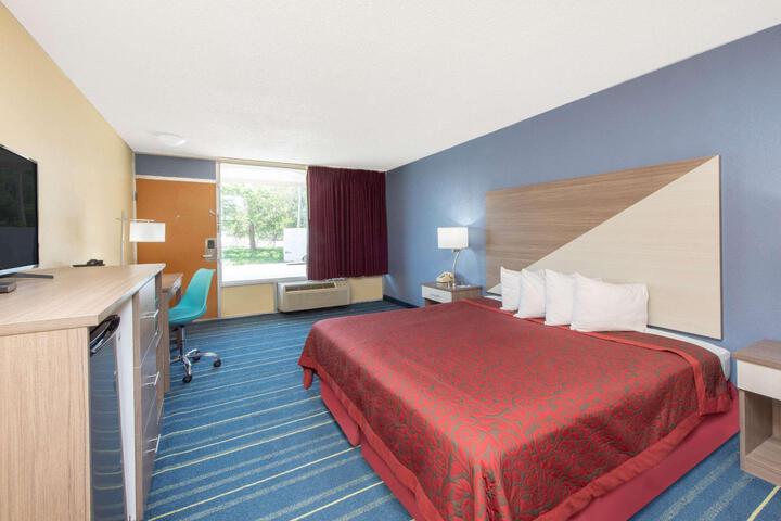 1 King Bed (3 of 4)