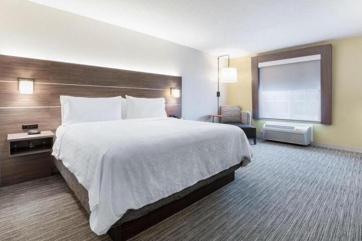 Standard | King Bed (3 of 20)