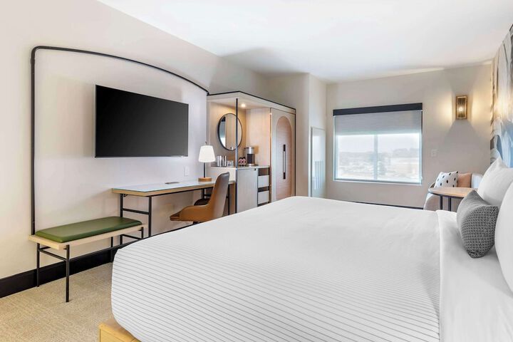 1 King Bed Accessible (23 of 38)