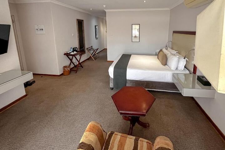 Room 5 of 33