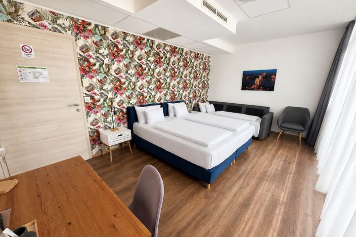 Room 42 of 118