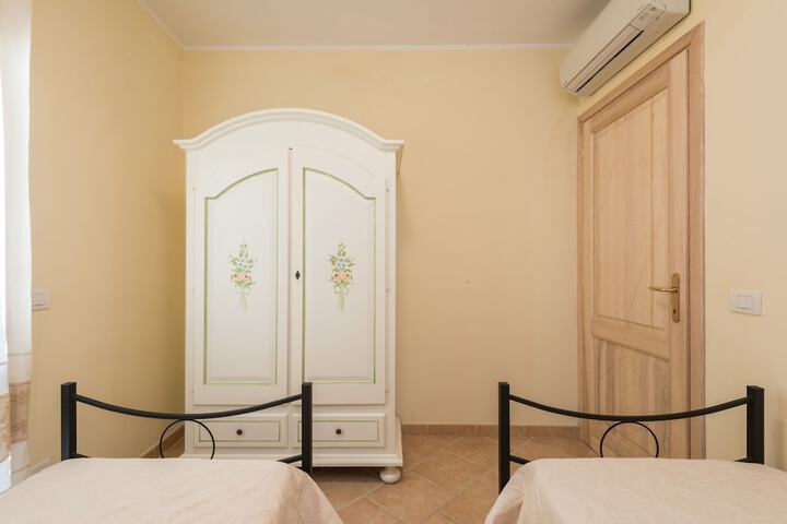 Room 28 of 104