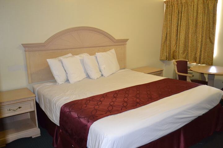 1 King Bed (3 of 8)
