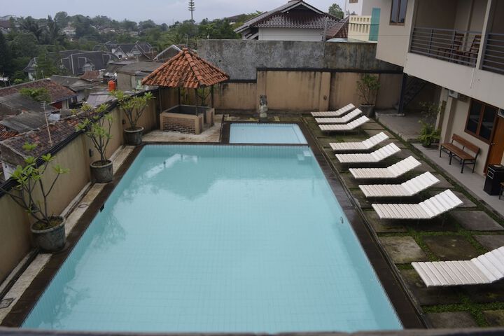 Pool Hotel