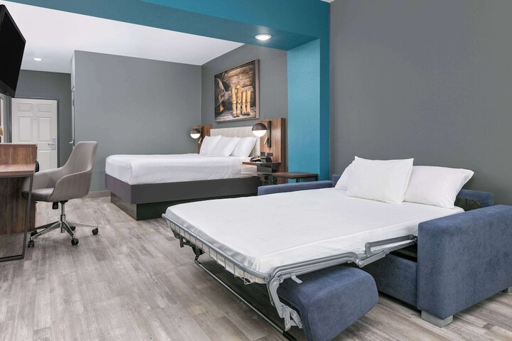 1 King Bed Deluxe Room (2 of 9)