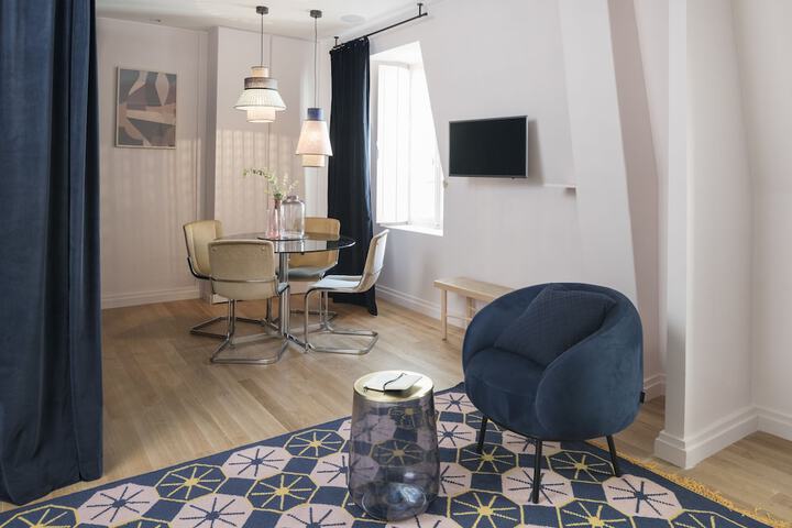 Room 53 of 780