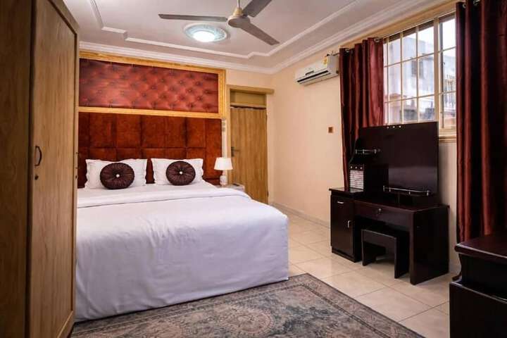Room 5 of 16