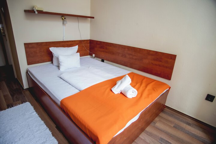 Room 12 of 38