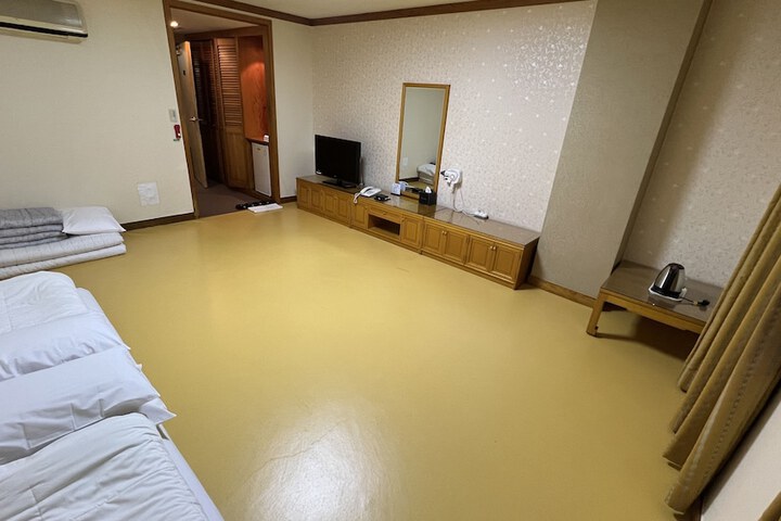 Room 7 of 11