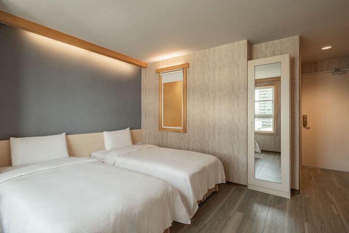 Room 10 of 64