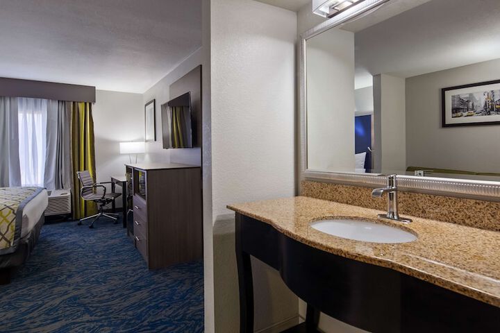1 King Accessible Bathtub Microwave and Refrigerator WiFi Full Breakfast (8 of 12)