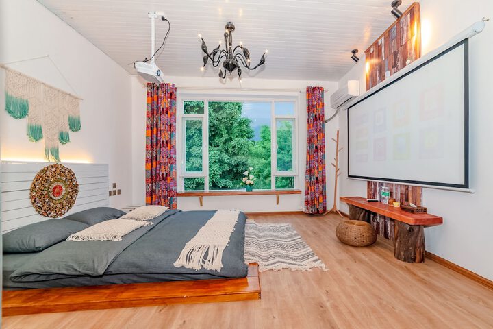 Room 10 of 24