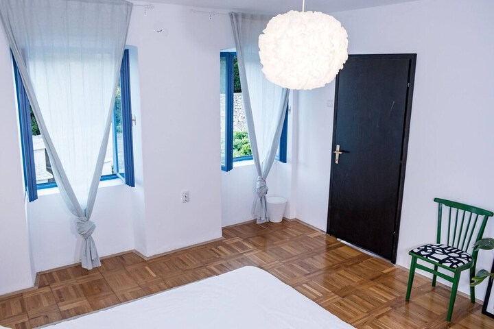 Room 7 of 27