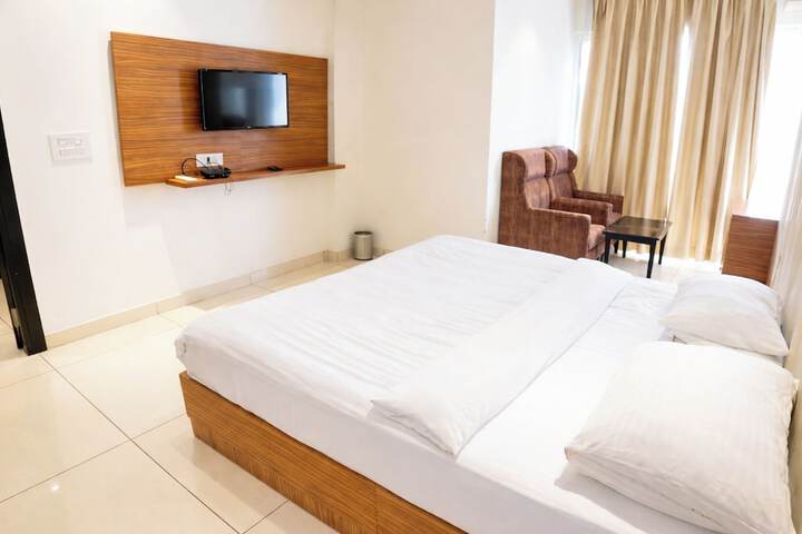 Room 4 of 8