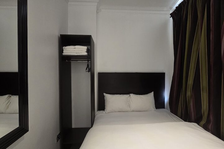 Room 27 of 37