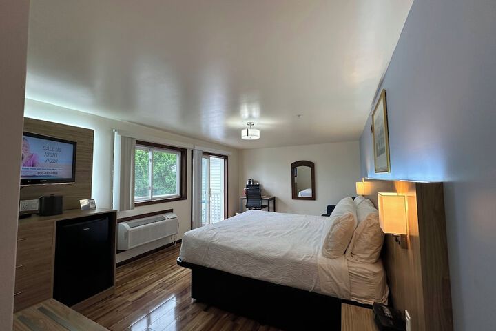 1 King Bed (2 of 28)