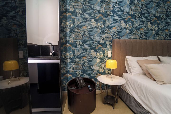 Room 18 of 105