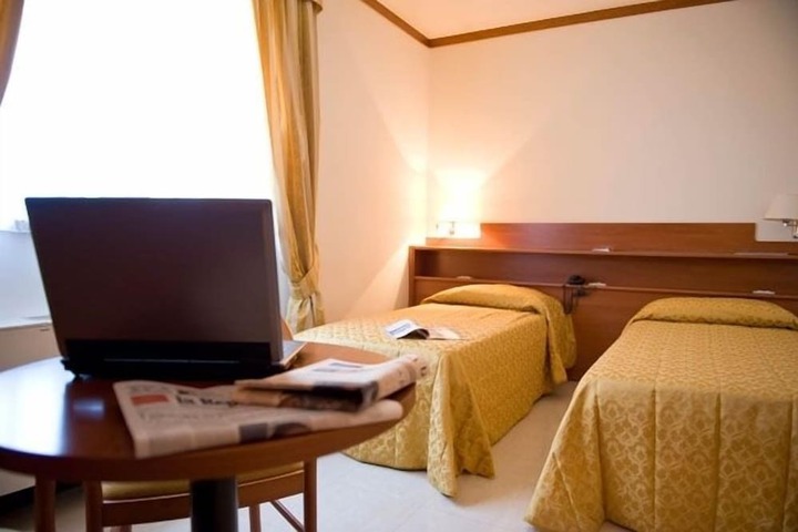 Room 25 of 77