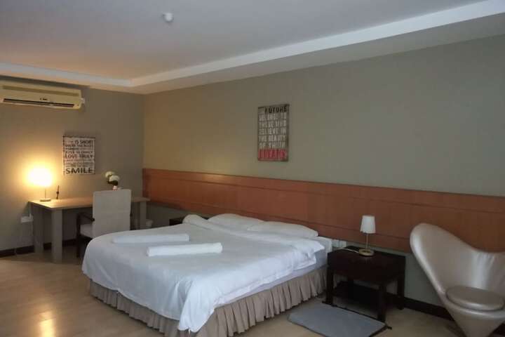 Room 11 of 32
