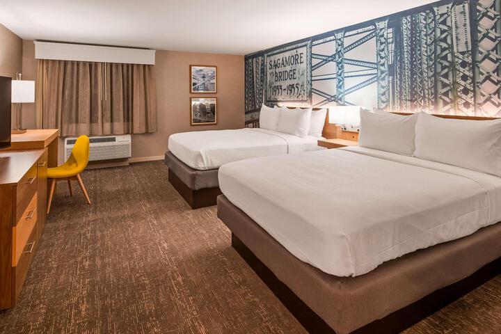 Suite 1 King 2 Queen Beds 2 Bedrooms Microwave, Refrigerator WiFi Shower Only Full Breakfast (7 of 8)