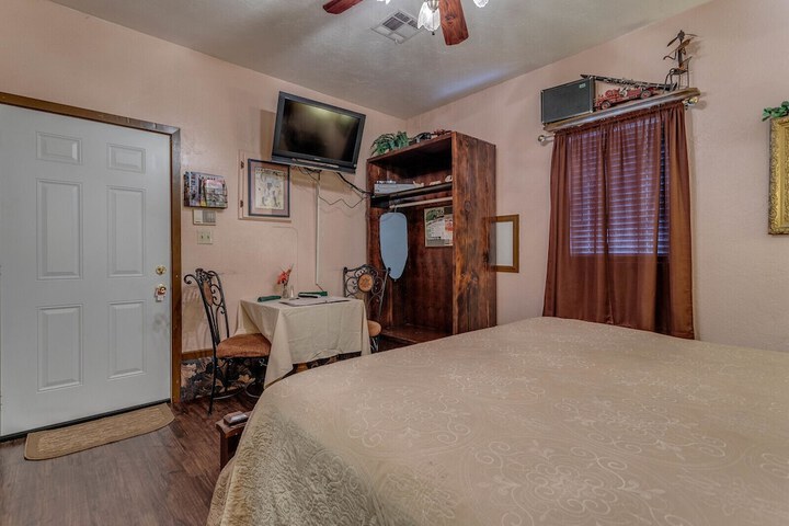 Room 7 of 65