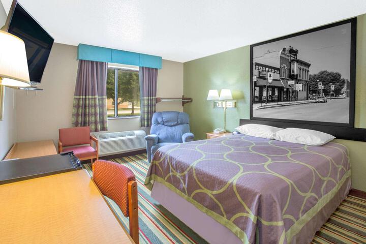 1 Queen Bed (16 of 29)