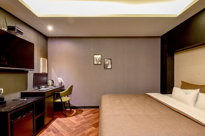 Room 13 of 84