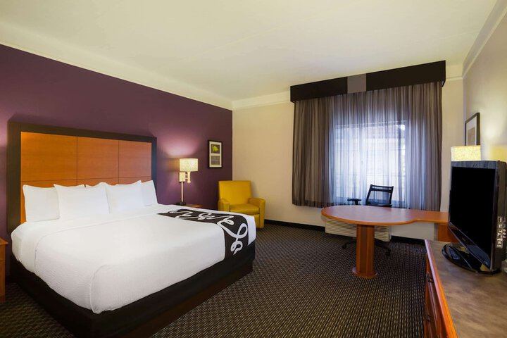 1 King Bed (6 of 18)