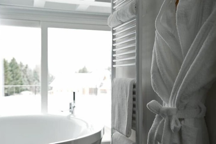 Deep soaking bathtub