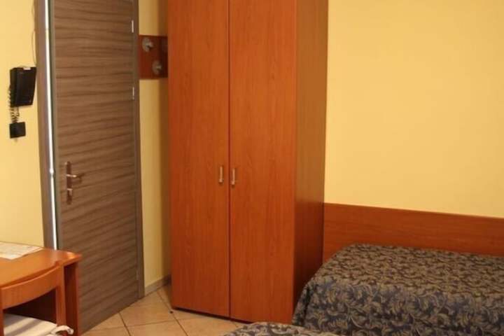 Room 14 of 33