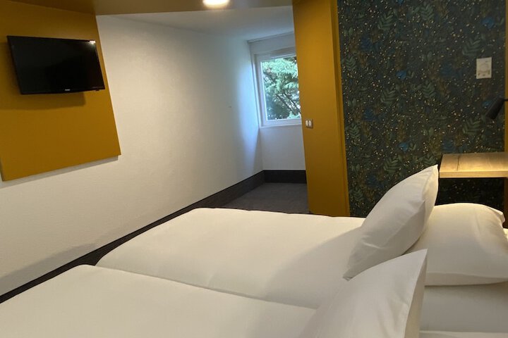 Room 8 of 33