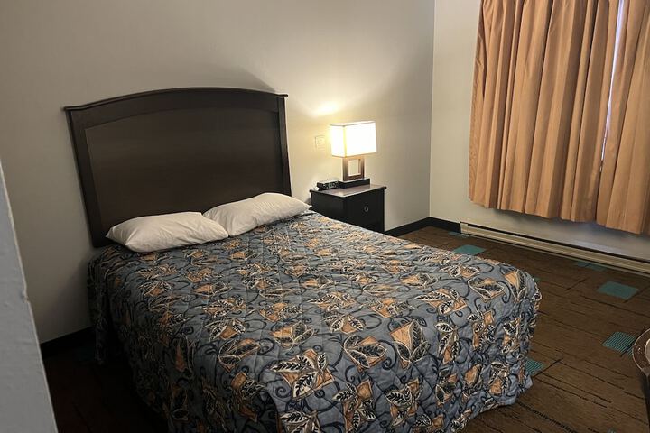 1 Queen Bed (6 of 7)