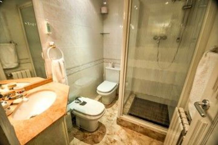 Room 2 of 25