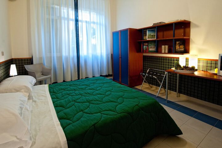 Room 9 of 34