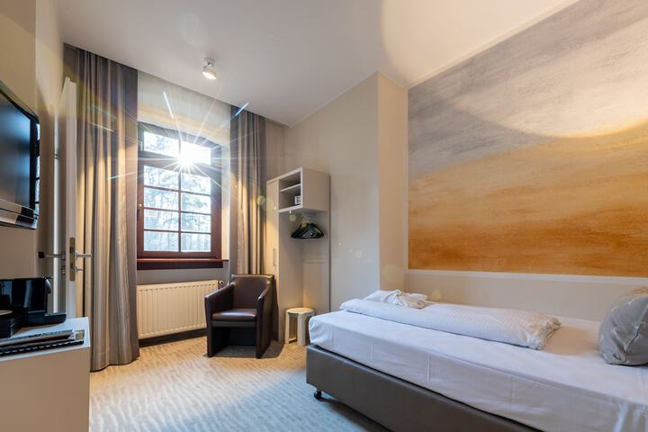 Room 28 of 102