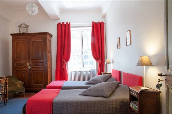 Room 4 of 73