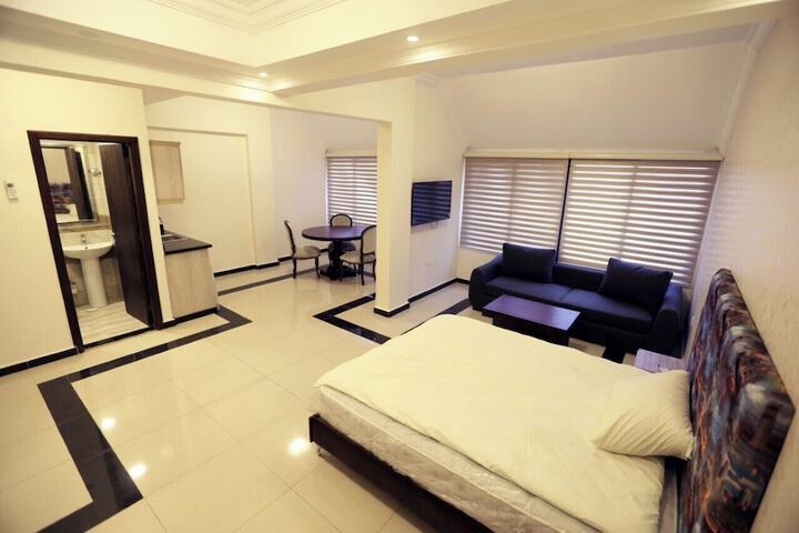 Room 4 of 8
