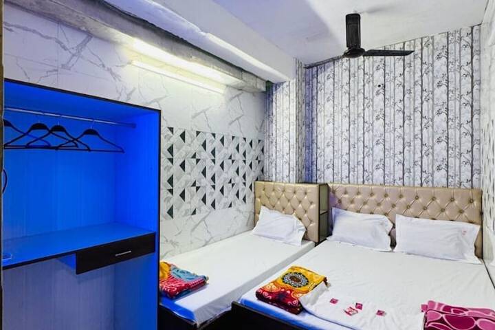 Room 14 of 28